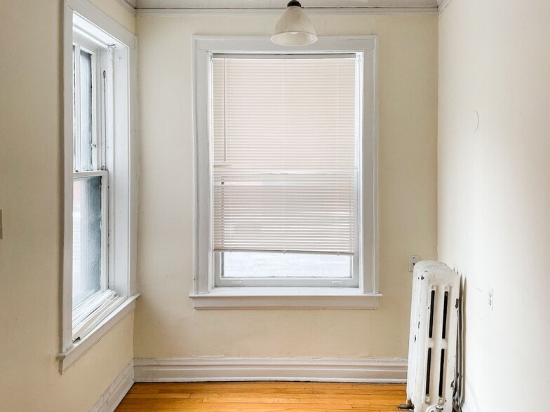 Building Photo - 435 W Surf St