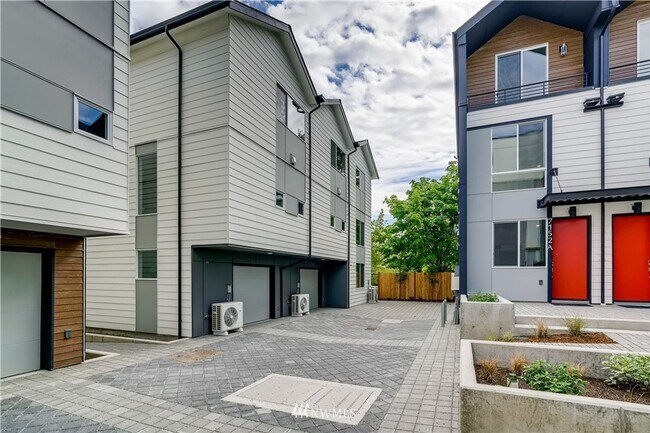 Building Photo - Immaculate 3 Bed 2 Bath Seattle Townhome @ An Incredible Location!