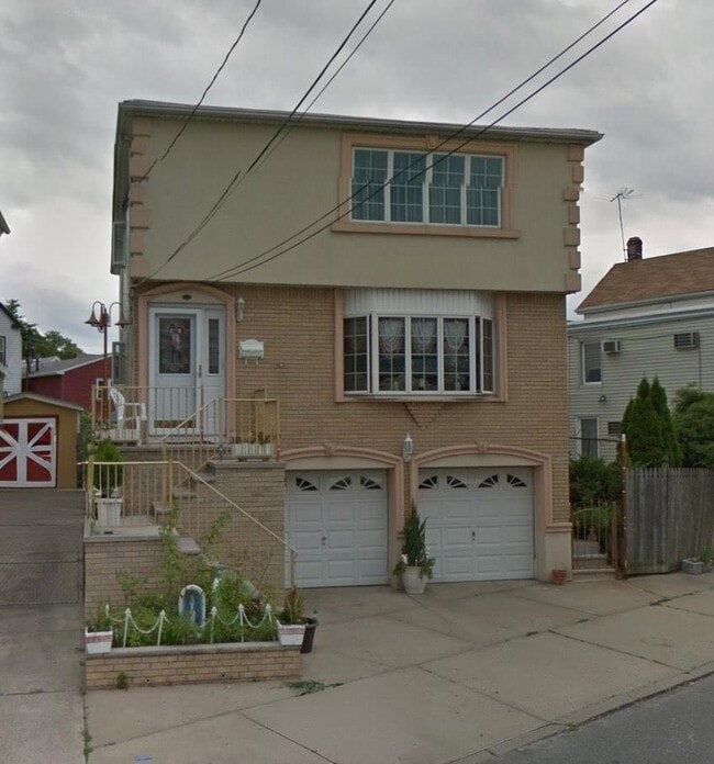 Building Photo - 22 E 48th St