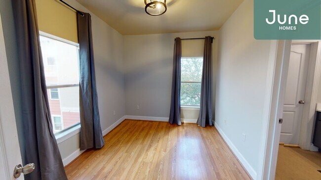 Building Photo - Queen room in 4-bed/4.0-bath Home