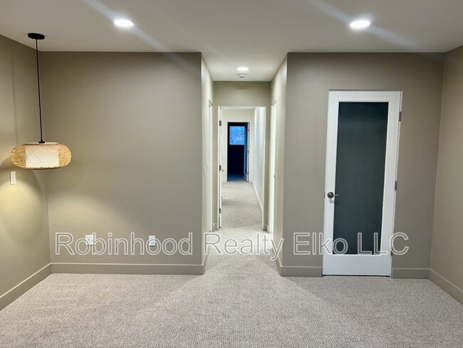 Building Photo - 753 Oak St