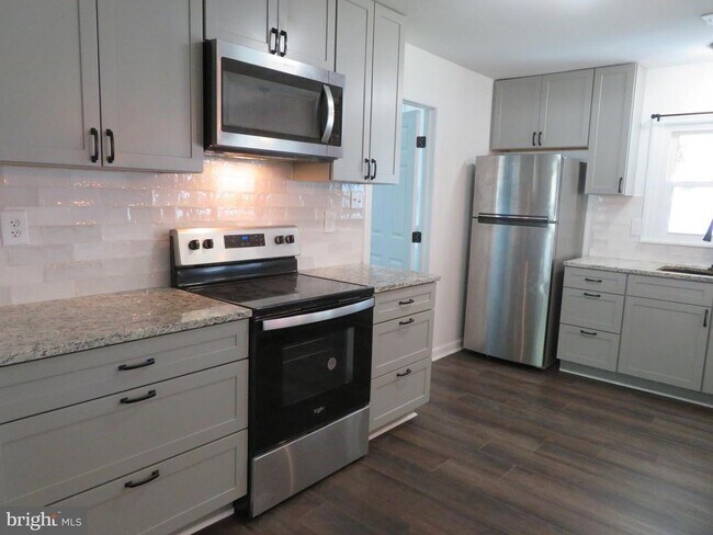 Building Photo - 7895 Pavilion Dr