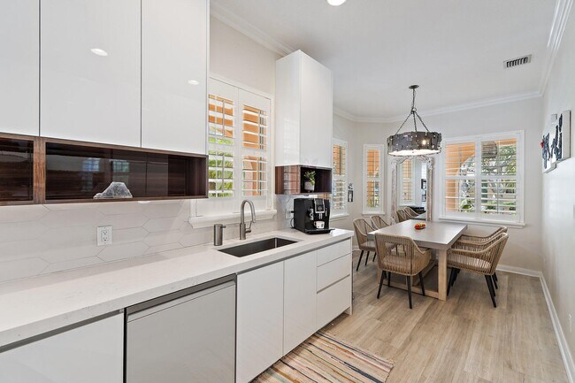 Building Photo - 231 Caravelle Dr