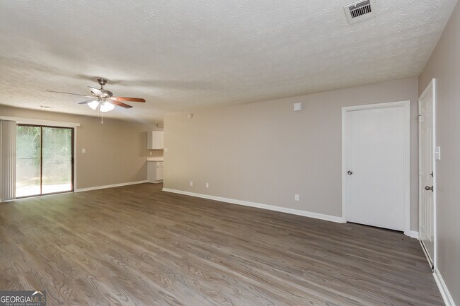 Building Photo - 4585 Old Lake Dr