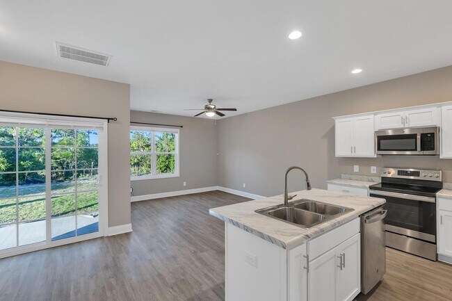 Building Photo - 3 BR close to Stone Bay!
