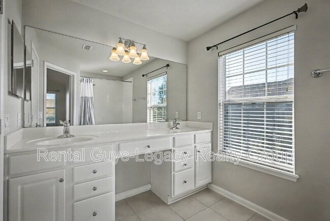 Building Photo - 6986 Roundleaf Dr