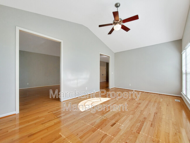 Building Photo - 15 Silverthorn Ct