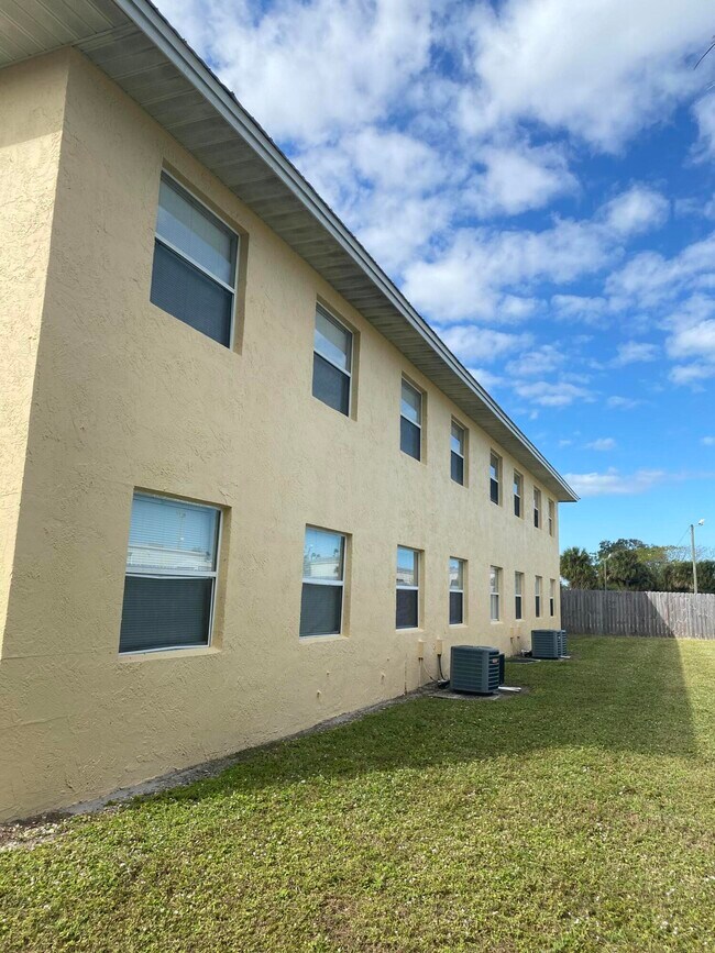 Building Photo - 837 Hickory St