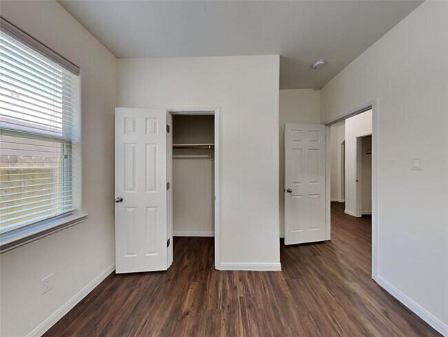Building Photo - 2037 Vanamen Ct