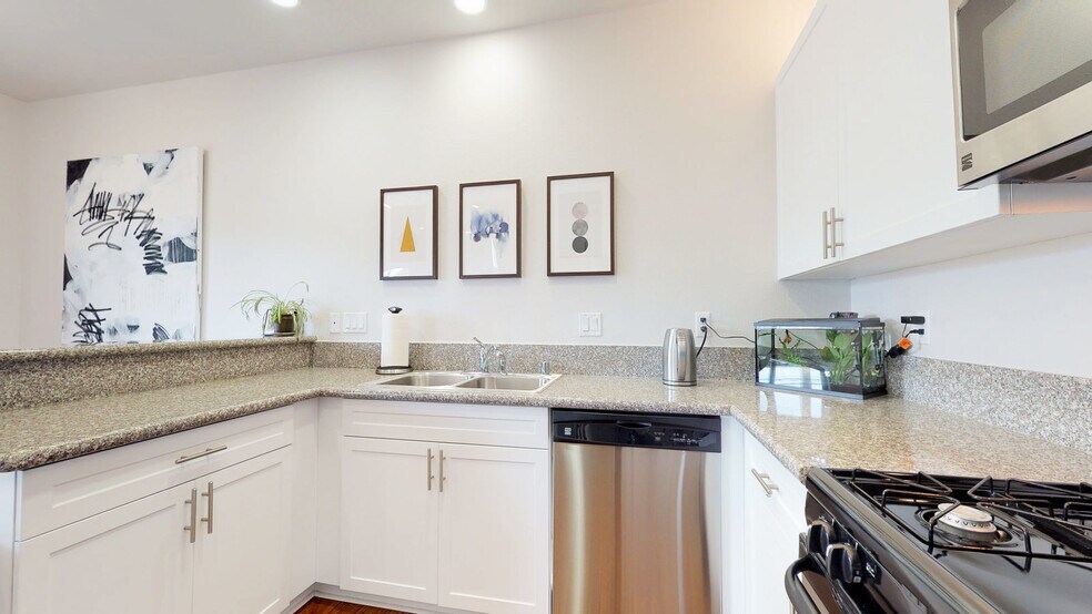 Building Photo - 955 Humbert Ave