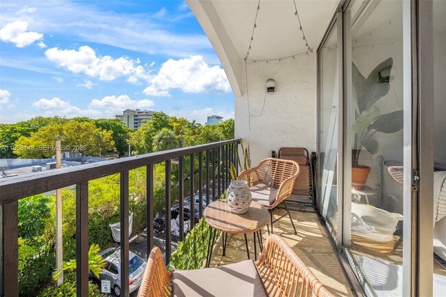 Building Photo - 2150 SW 16th Ave