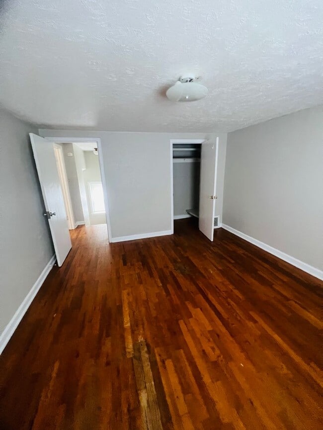 Building Photo - Large 2 bed 1 bath Duplex in Dundee!