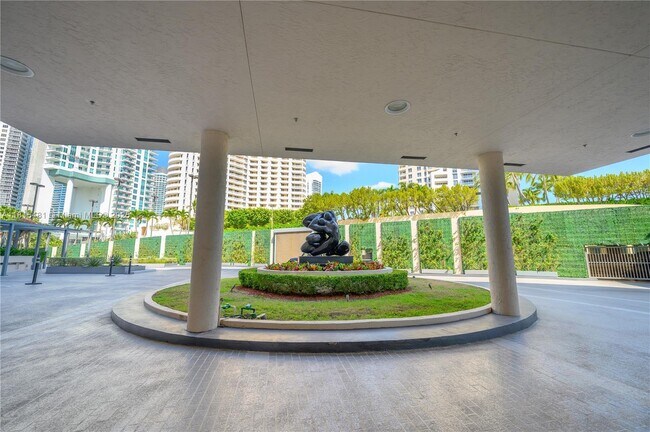 Building Photo - 540 Brickell Key Dr