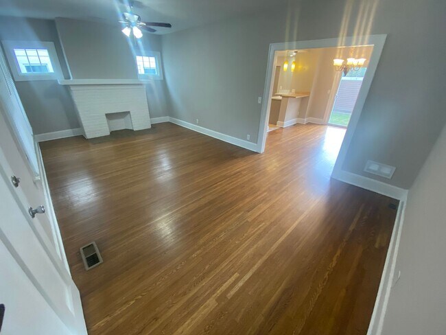 Building Photo - 4 Bedroom- Grandview