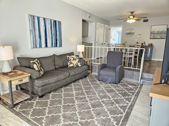 Building Photo - Seasonal Short-term 2 Bedroom 2 Bathroom Condo located on Venice Island with beach access!