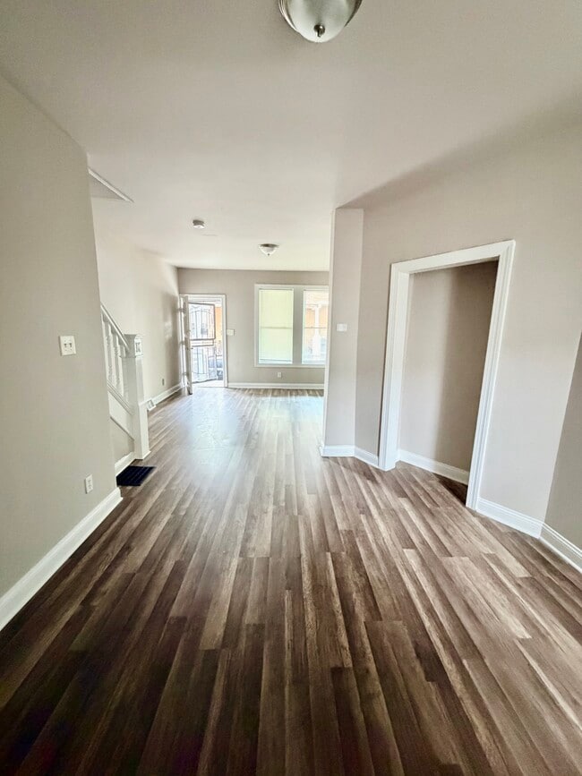 Building Photo - 5537 Harmer St