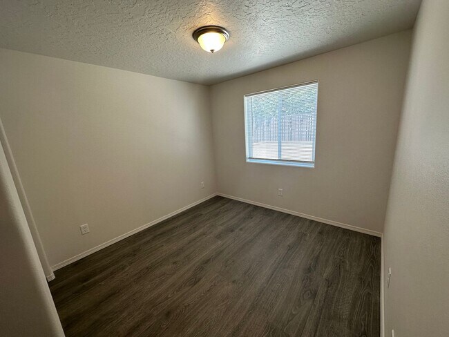 Building Photo - MIDTOWN Newer 2 Bdrm Cottage, 1 bath, Air Conditioning, Laundry Room, Large Patio, Off Street Par...
