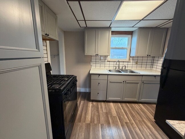 Building Photo - Charming 3-Bedroom Home with First-Floor Bedroom & Large Yard - PET FRIENDLY