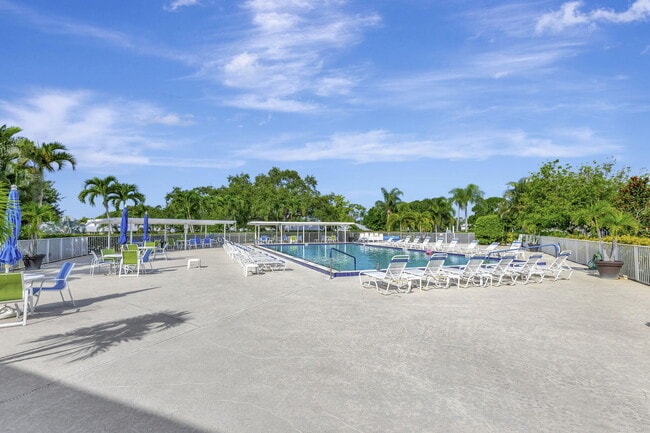 Building Photo - 18081 SE Country Club Dr