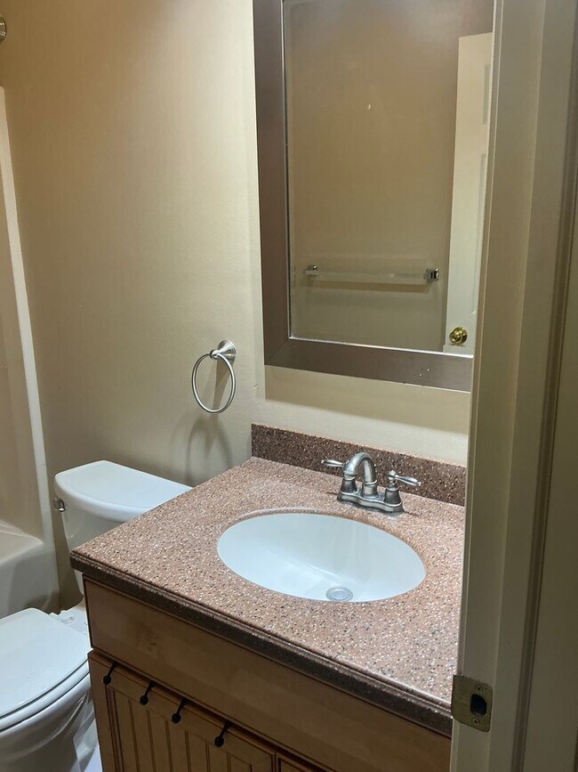 Building Photo - Townhome - 3 Bedroom/ 2.5 Bathroom - Avail...