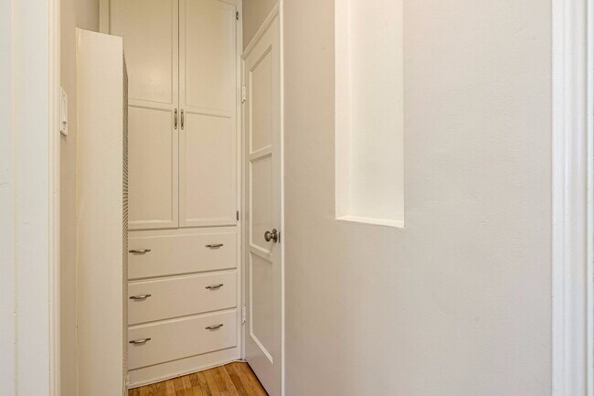 Building Photo - Walking distance to UCLA!