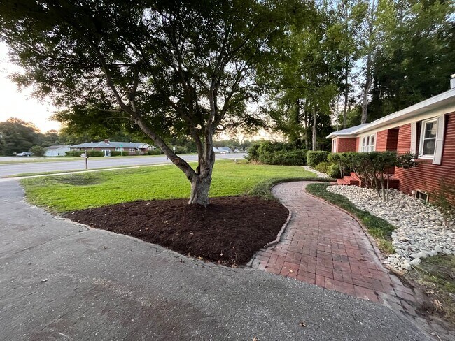 Building Photo - 5bd/2ba Remodeled Brick Ranch Home with Spacious Private Yard