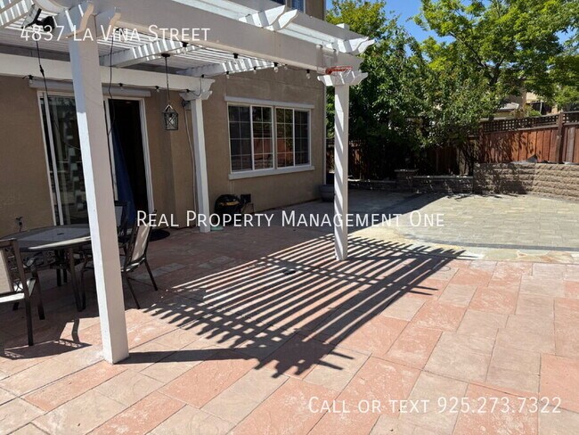 Building Photo - 4837 La Vina St