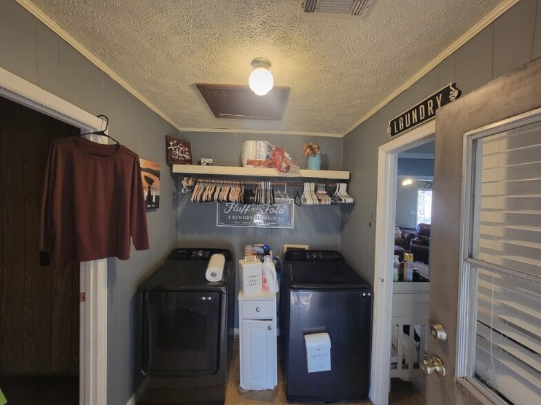 Building Photo - 2725 West Point Rd