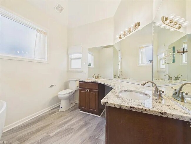 Building Photo - 2536 7 Kings Rd