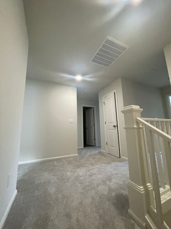Building Photo - 4 bedrooms + BONUS ROOM And 2.5 baths Tumw...