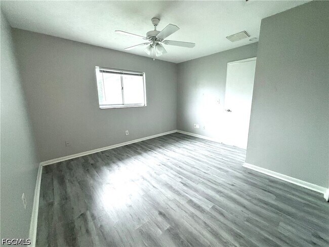 Building Photo - 1720 SE Santa Barbara Pl