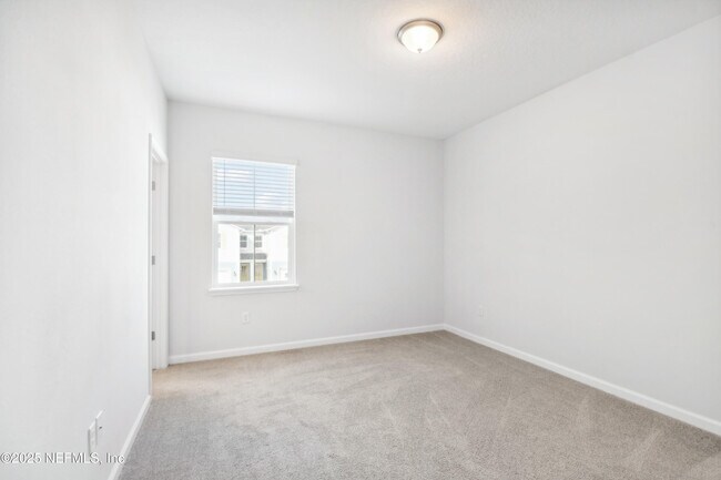 Building Photo - 260 Brandon Lks Dr