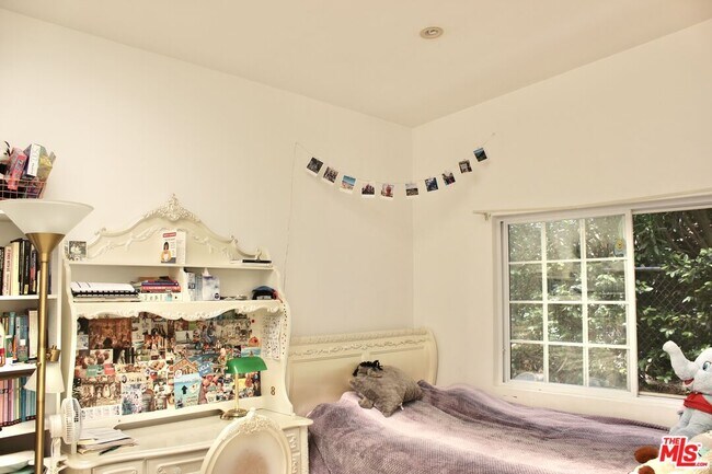 Building Photo - 1265 Bienveneda Ave