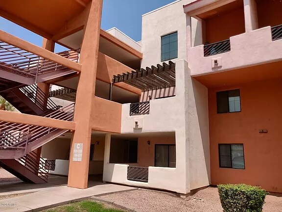 Building Photo - 1005 E 8th St