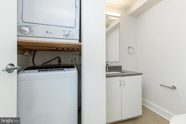 Building Photo - 303 Vine St