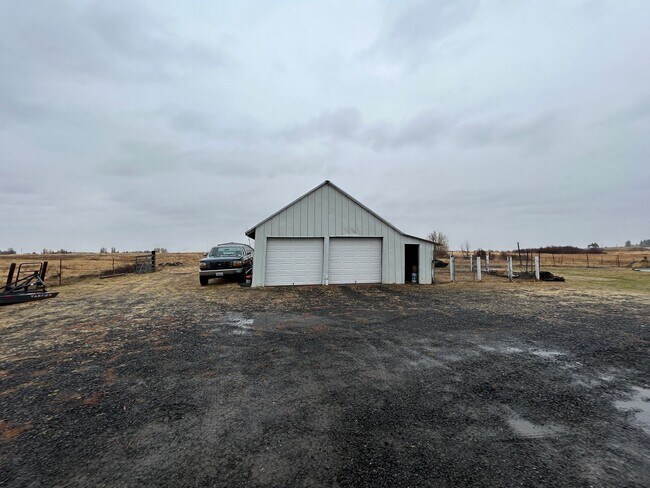Building Photo - Country Living