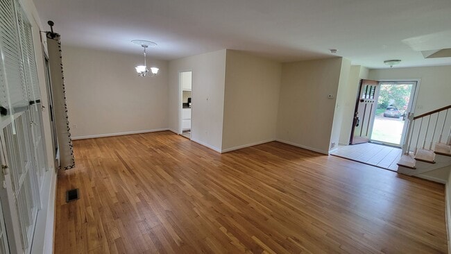 Building Photo - Stunning 4 Bedroom 2.5 Bathroom 3-Level Ho...