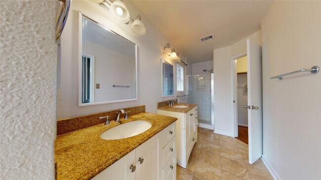 Building Photo - 806 N Willow Dr