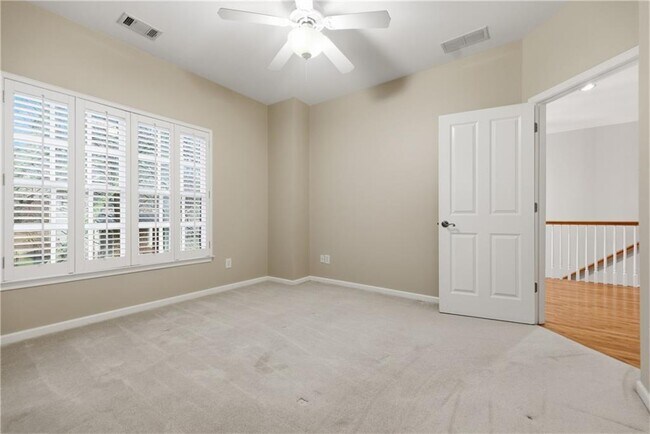 Building Photo - 3194 Windsor Lake Dr NE