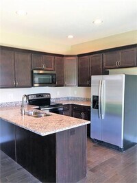 Building Photo - 3-bedroom Townhome Available for July!