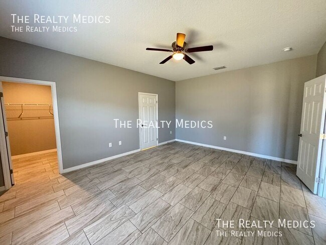 Building Photo - 2570 SE Rayburn Ave