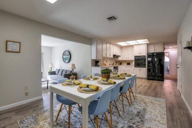 Building Photo - 546 Woodstock Way