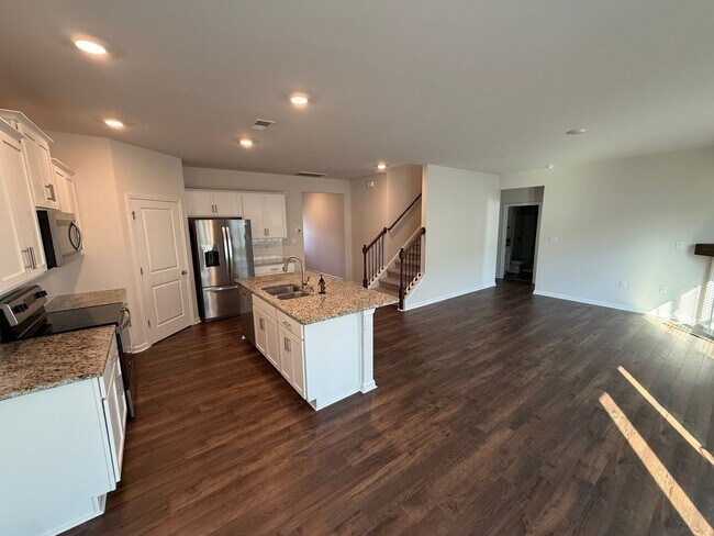 Building Photo - Like New Beautiful Home in Locust!