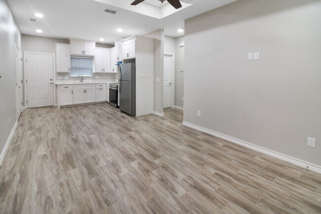 Building Photo - 2813 E Israel Ave