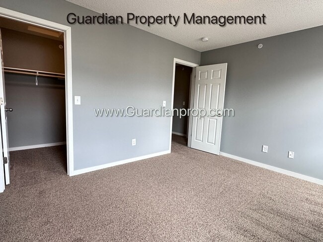Building Photo - Champlin Town Home, 2 Car Garage, Dishwasher, Washer/Dryer, Balcony, May/June Move in Dates