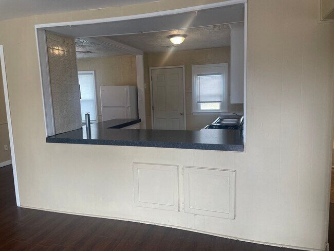 Building Photo - 2 bed 1 bath, laundry connections, large fenced yard, corner lot!