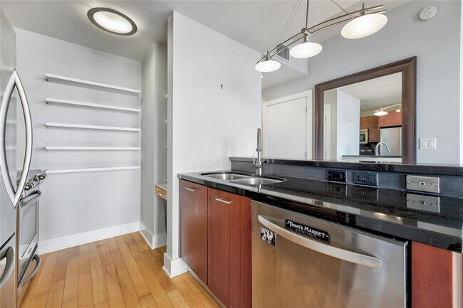 Building Photo - 603 Davis St