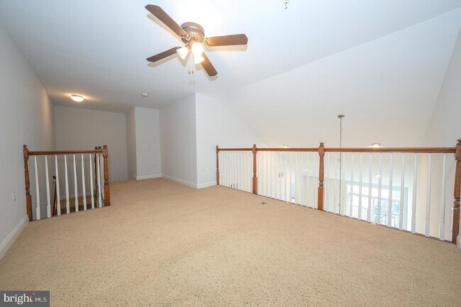 Building Photo - 300 W Elm St