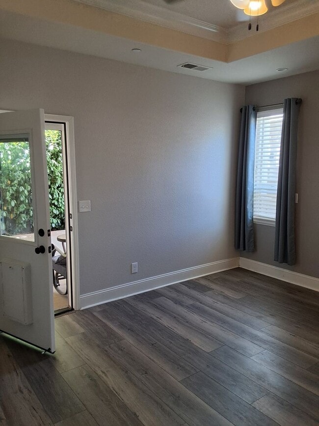 Building Photo - 4 bed / 2 bath with outdoor entertaining area