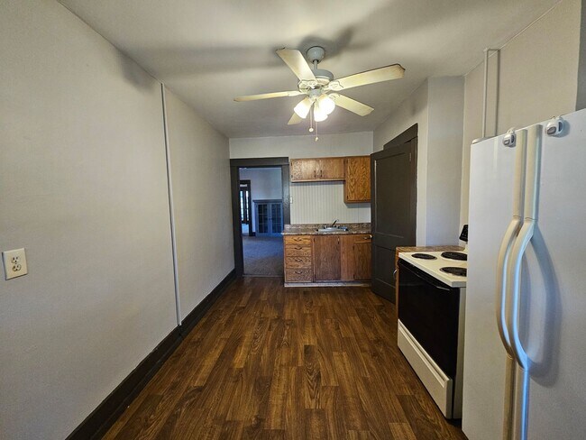 Building Photo - Spacious 3 bedroom 1 bathroom Apartment for rent!